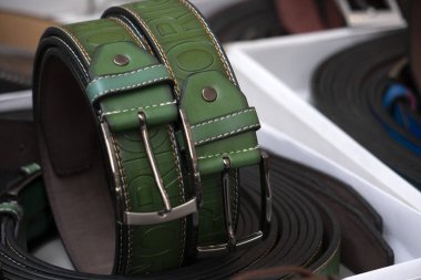 birçok farklı renk Deri Kemer Satılık Market ekranda