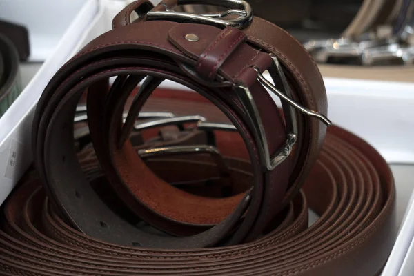 birçok farklı renk Deri Kemer Satılık Market ekranda