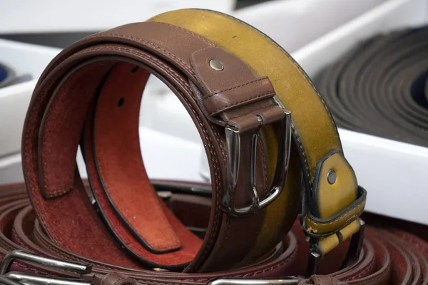 birçok farklı renk Deri Kemer Satılık Market ekranda