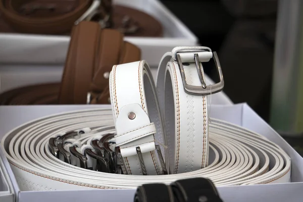 birçok farklı renk Deri Kemer Satılık Market ekranda