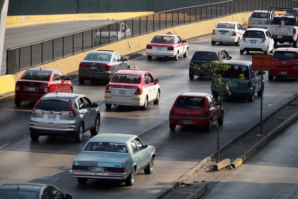Mexico City, Meksika - 3 Şubat 2019 - Meksika metropolis nüfuslu mexico city sokak vardır her gün 25'ten fazla milyonlar ile bir trafik sıkışması