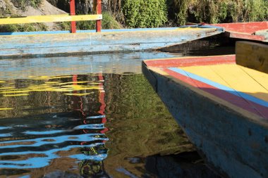 Mexico City, Meksika - 30 Ocak 2019 - Xochimilco Meksikalı küçük Venedik çekmek turist ve diğer kent sakinlerinin kanallar 170 km çevresinde renkli gondol benzeri gemilerde binmek için