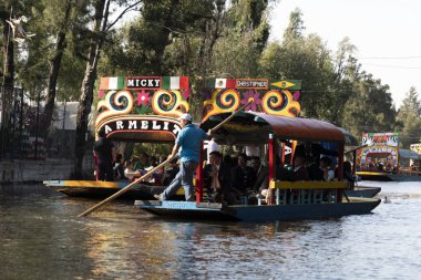Mexico City, Meksika - 30 Ocak 2019 - Xochimilco Meksikalı küçük Venedik çekmek turist ve diğer kent sakinlerinin kanallar 170 km çevresinde renkli gondol benzeri gemilerde binmek için