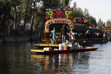 Mexico City, Meksika - 30 Ocak 2019 - Xochimilco Meksikalı küçük Venedik çekmek turist ve diğer kent sakinlerinin kanallar 170 km çevresinde renkli gondol benzeri gemilerde binmek için