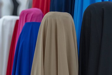 Satılık kumaş burqa farklı renkleri gibi görünüyor