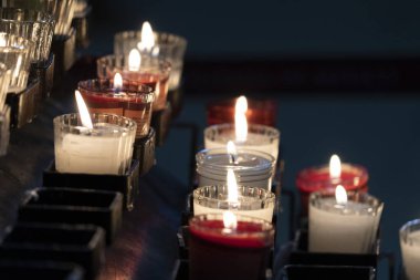 Kilise mum beyaz alevler siyah arka plan üzerine dokuma