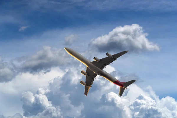 Vliegtuig Opstijgen Bewolkte Hemel Zonsondergang Achtergrond — Stockfoto