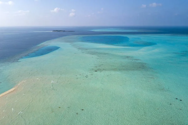 モルディブ青緑色の水空撮パノラマ風景 — ストック写真