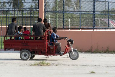 Guraidhoo, Maldivler - Mart, 4 2017 - insanlar çalışmak ve küçük köy sokak yürüyüş