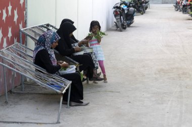 Guraidhoo, Maldivler - Mart, 4 2017 - insanlar çalışmak ve küçük köy sokak yürüyüş