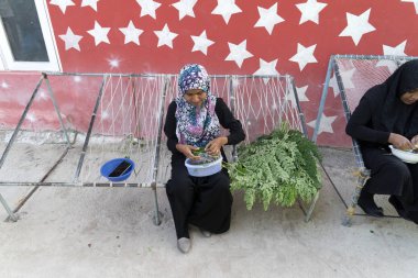 Guraidhoo, Maldivler - Mart, 4 2017 - insanlar çalışmak ve küçük köy sokak yürüyüş