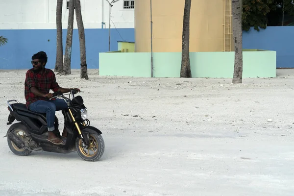 GURAIDHOO, MALDIVES - 4 MARZO 2017 - Persone che lavorano e camminano sulla piccola strada del villaggio — Foto Stock