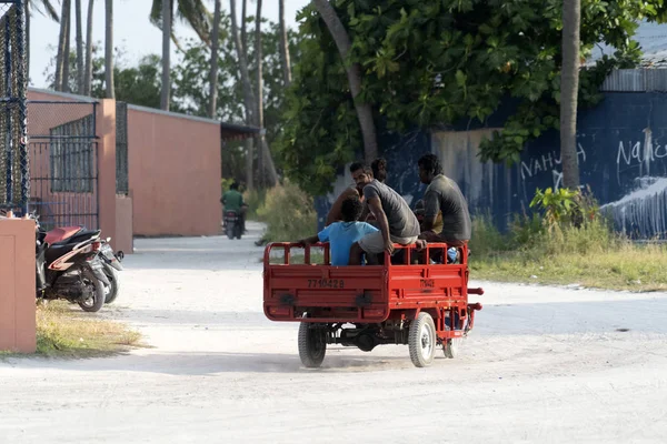 Guraidhoo, Maldivler - Mart, 4 2017 - insanlar çalışmak ve küçük köy sokak yürüyüş — Stok fotoğraf