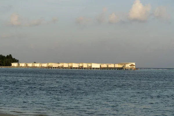 GURAIDHOO, MALDIVAS - MARZO, 4 2017 - Personas que trabajan y caminan en la pequeña calle del pueblo — Foto de Stock