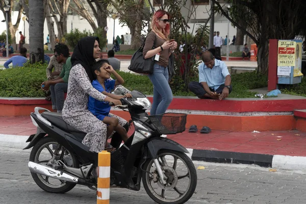 Male, Maldivler - 16 Şubat 2019 - insanlar ve çocuk akşam dua önce zaman Adası ana yerde — Stok fotoğraf