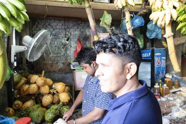 HOMBRES, MALDIVOS - 23 DE FEBRERO DE 2019 - Personas comprando en el mercado de frutas y hortalizas — Foto de Stock