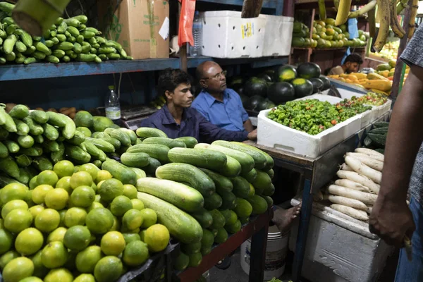 MALE, MALDIVES - FEBRUARY, 23 2019 - People buying at fruit and vegetables market — Stock Photo, Image