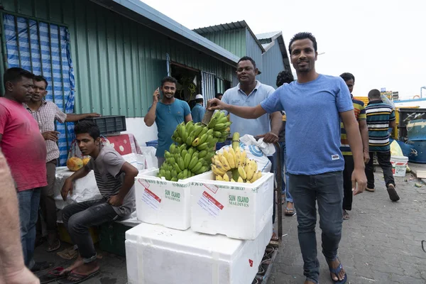 MALE, MALDIVES - FEBRUARY, 23 2019 - People buying at fruit and vegetables market — Stock Photo, Image