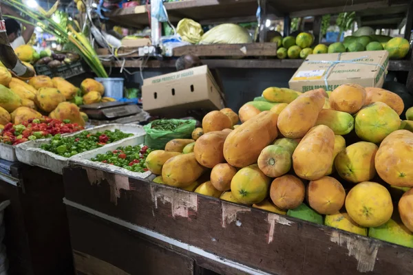 Malé, Maldives - människor februari, 23 2019 - att köpa på marknaden för frukt och grönsaker — Stockfoto