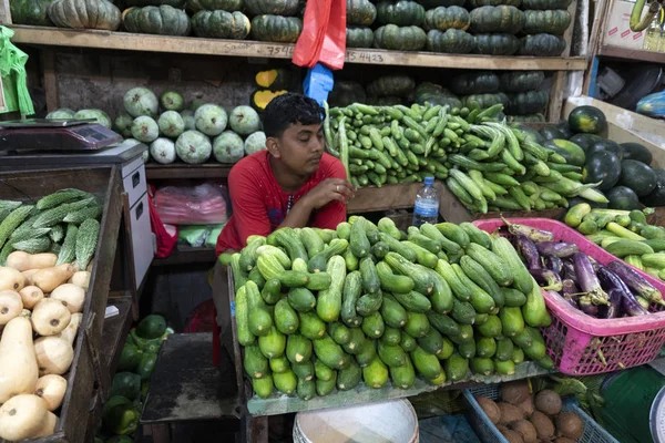 MALE, MALDIVES - FEBRUARY, 23 2019 - People buying at fruit and vegetables market — Stock Photo, Image