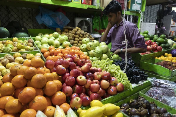 MALE, MALDIVES - FEBRUARY, 23 2019 - People buying at fruit and vegetables market — Stock Photo, Image