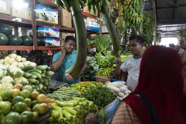 HOMBRES, MALDIVOS - 23 DE FEBRERO DE 2019 - Personas comprando en el mercado de frutas y hortalizas — Foto de Stock