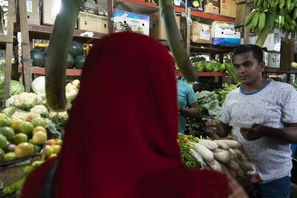 MALE, MALDIVES - FEBRUARY, 23 2019 - People buying at fruit and vegetables market — Stock Photo, Image