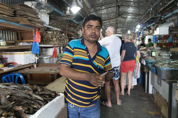 Männlich, Malediven - 23. Februar 2019 - Menschen kaufen auf dem Fischmarkt — Stockfoto