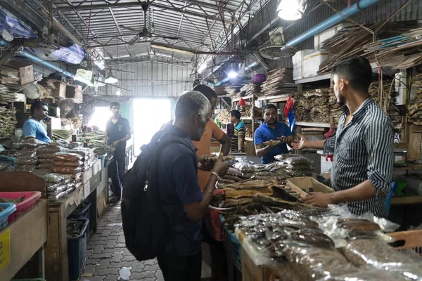 HOMBRES, MALDIVOS - 23 DE FEBRERO DE 2019 - Personas comprando en el mercado de pescado — Foto de Stock