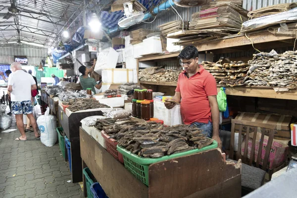 HOMBRES, MALDIVOS - 23 DE FEBRERO DE 2019 - Personas comprando en el mercado de pescado — Foto de Stock