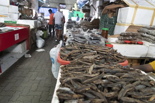 Male, Maledivy - únor, 23 2019 - lidé, nákup v rybí trh — Stock fotografie