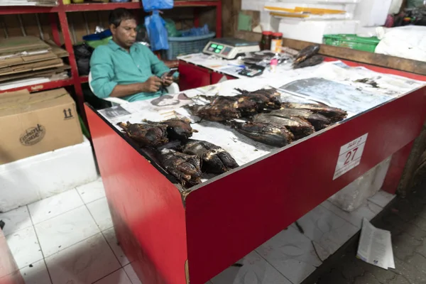 MALE, MALDIVES - FEBRUARY, 23 2019 - People buying at fish market — Stock Photo, Image