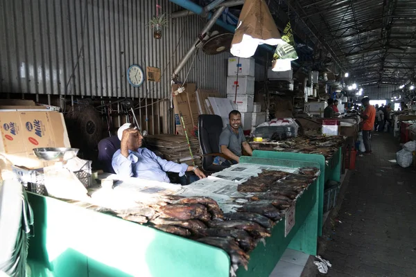 HOMBRES, MALDIVOS - 23 DE FEBRERO DE 2019 - Personas comprando en el mercado de pescado — Foto de Stock