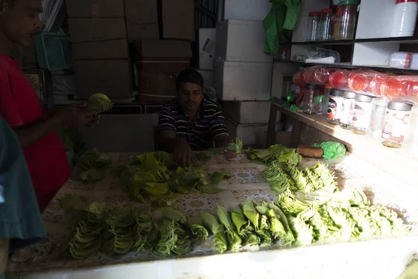 MALE, MALDIVES - FEBRUARY, 23 2019 - People buying at fruit and vegetables market — Stock Photo, Image