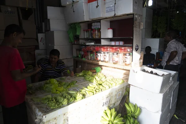 MALE, MALDIVES - FEBRUARY, 23 2019 - People buying at fruit and vegetables market — Stock Photo, Image