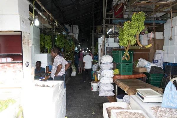 MALE, MALDIVES - FEBRUARY, 23 2019 - People buying at fruit and vegetables market — Stock Photo, Image