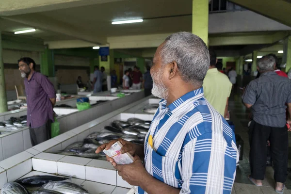 Malé, Maldives - människor februari, 23 2019 - att köpa på fiskmarknad — Stockfoto