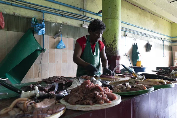 MALE, MALDIVES - FEBRUARY, 23 2019 - People buying at fish market — Stock Photo, Image