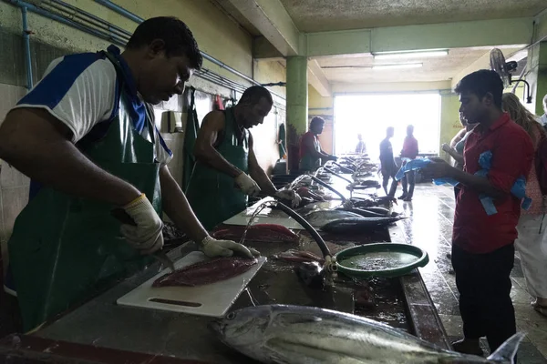 MALE, MALDIVES - FEBRUARY, 23 2019 - People buying at fish market — Stock Photo, Image