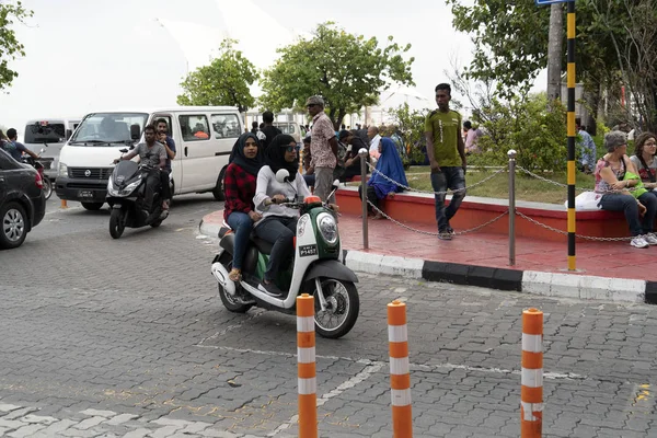 MALE, MALDIVES - FEBRUARY 16 2019 - Traffic in the street before evening pray time — Stock Photo, Image