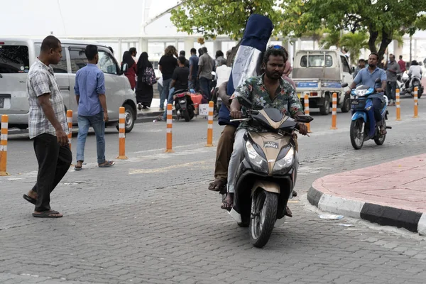 MALE, MALDIVES - 16 ФЕВРАЛЯ 2019 - Движение на улице до вечера молиться время — стоковое фото