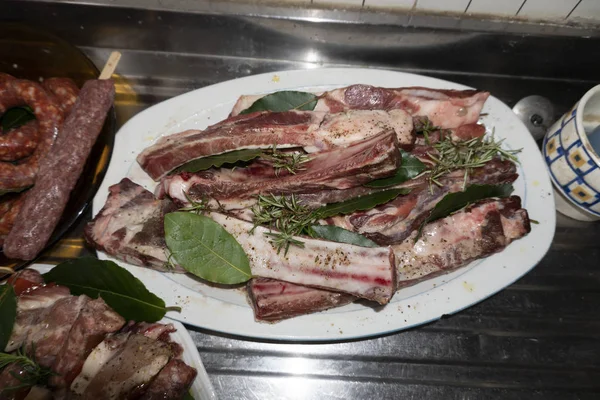 고기 꼬치 요리를 준비 — 스톡 사진