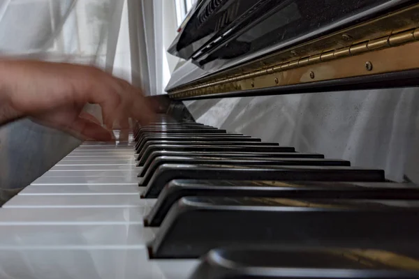 Ręce gry na fortepianie podczas ruchu — Zdjęcie stockowe
