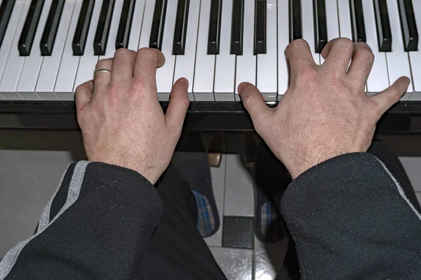 Руки играют на пианино во время движения — стоковое фото