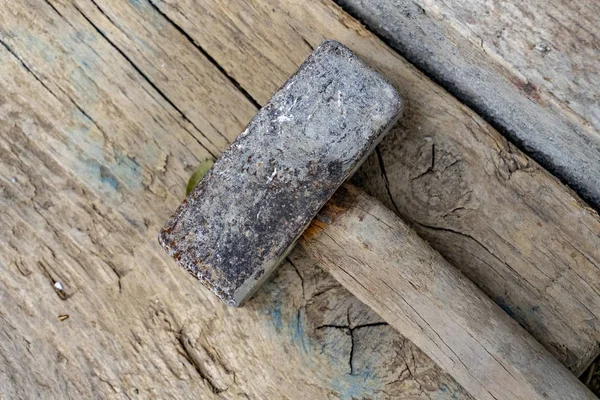 Ξυλουργός λεπτομέρεια σφυρί απομονώνονται σε ξύλινη σανίδα — Φωτογραφία Αρχείου