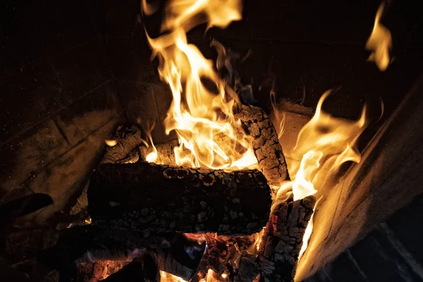 Flammes sur le bois dans la cheminée — Photo