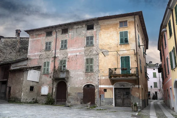 Garbagna Italiaanse middeleeuwse dorp — Stockfoto