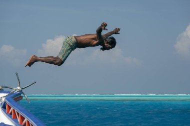 Maldivlere adam mavi okyanusta tekneden dalış