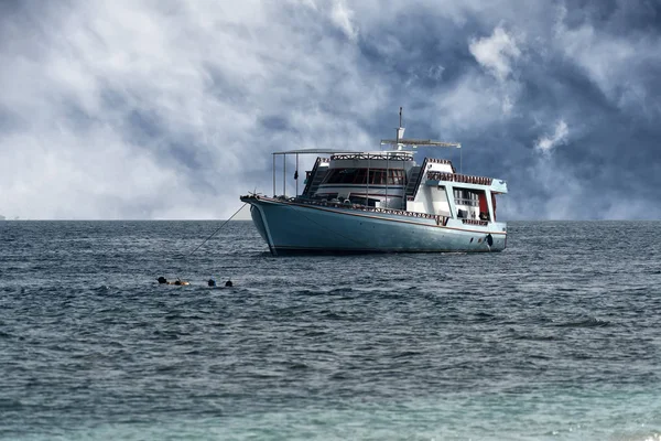 Tekne Maldivler kristal turkuaz su tropik ada cennet kumlu plaj cruise — Stok fotoğraf