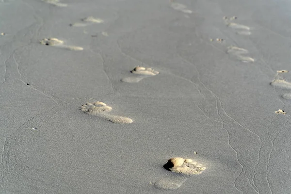 Tracce umane sulla sabbia di una spiaggia tropicale — Foto Stock